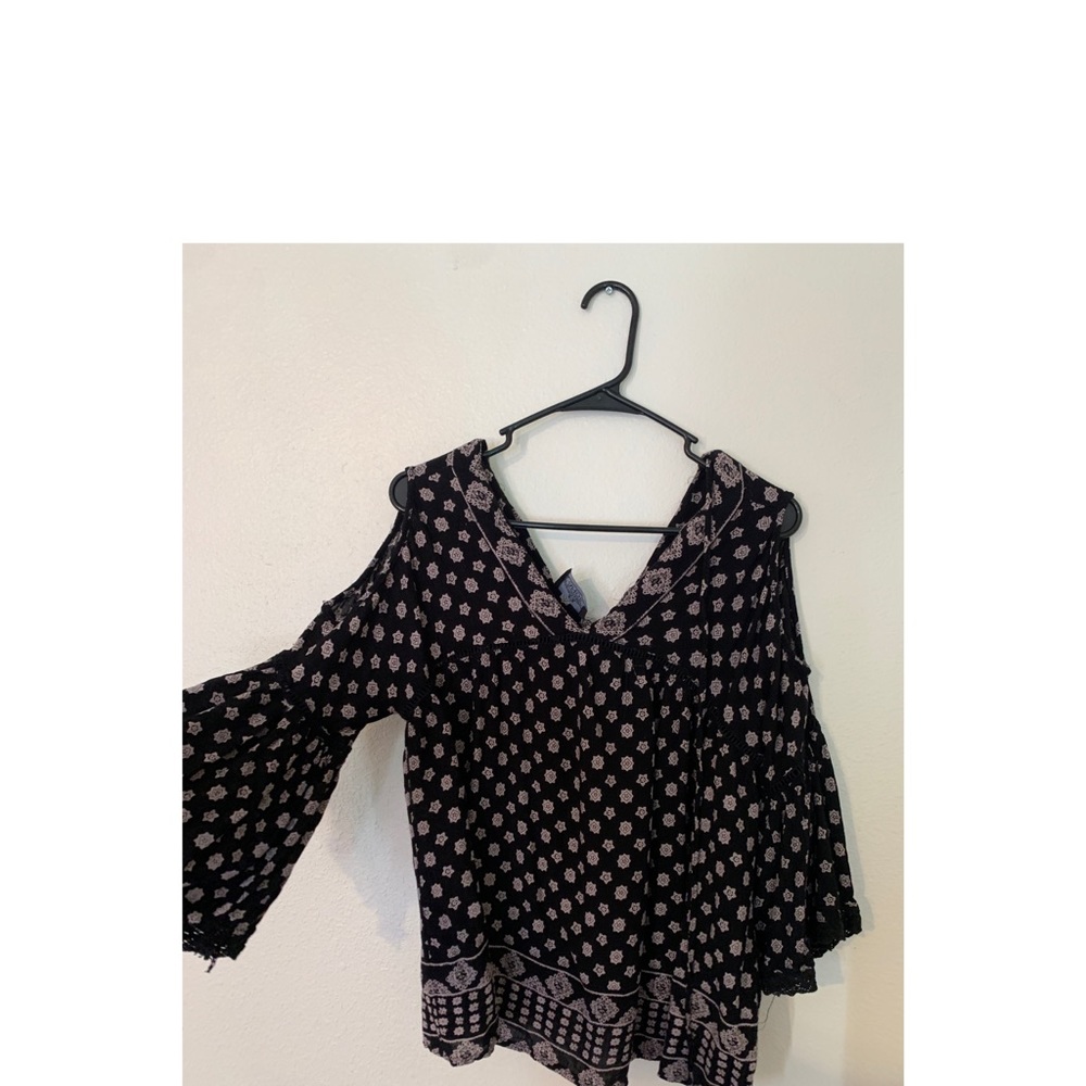 Flowy Sleeve/Open Shoulder Blouse